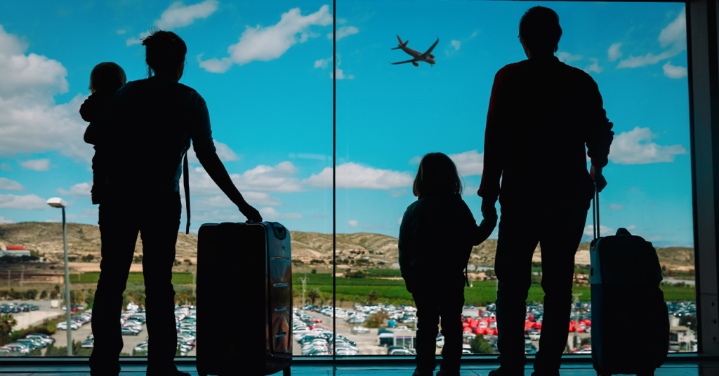 család várakozik a reptéren