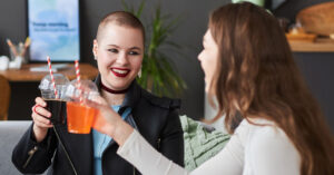Fiatal nők alkoholmentes itallal koccintanak száraz november alkalmából