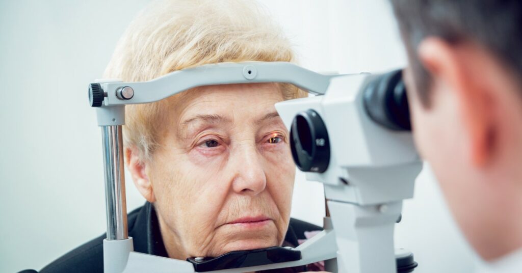 szemész szakorvos szemvizsgálatot végez