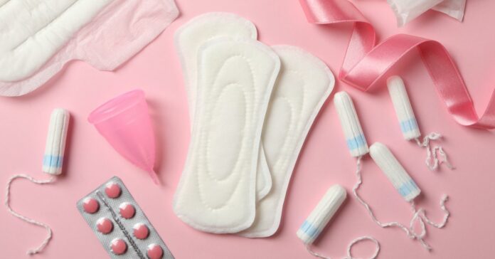 intim higiéniás eszközök, betétek, tamponok, fájdalomcsillapító, rózsaszín háttérrel