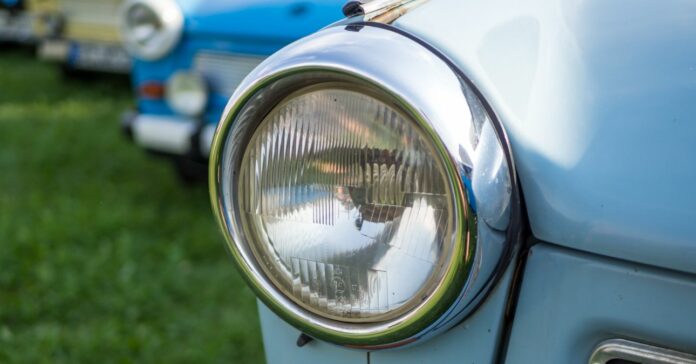 Az ikonikus kék Trabant lámpája közelről, egy a retró autók közül