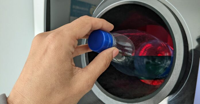 Egy üvegvisszaváltó automatába műanyag palackot helyeznek