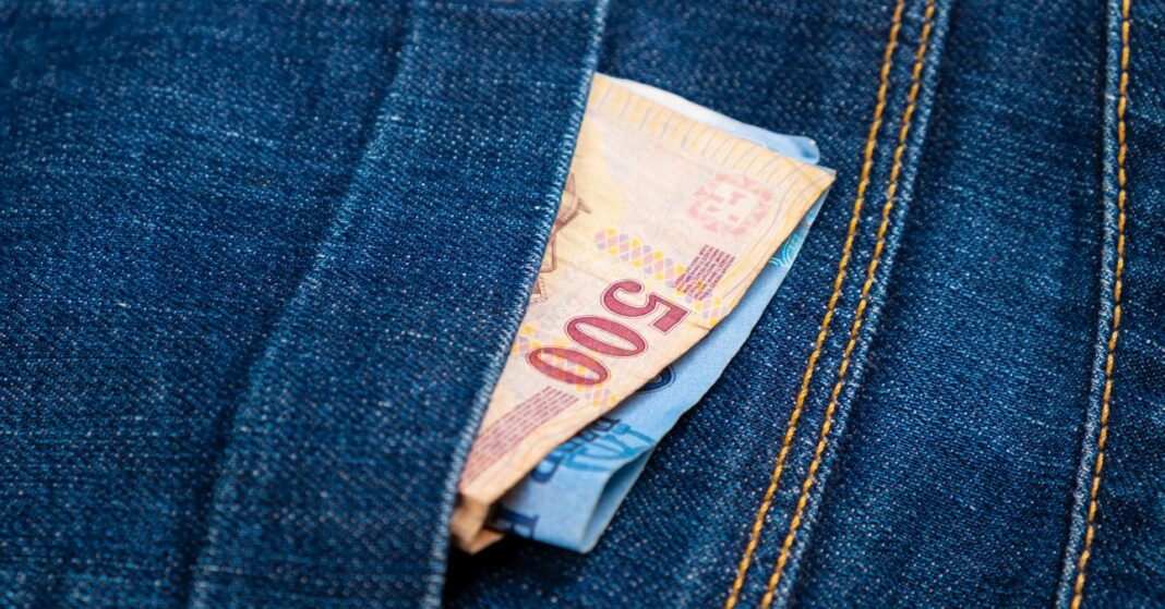 üvegvisszaváltás készpénz papírpénz a farmer zsebében félbe hajtva, összesen 1500 forint