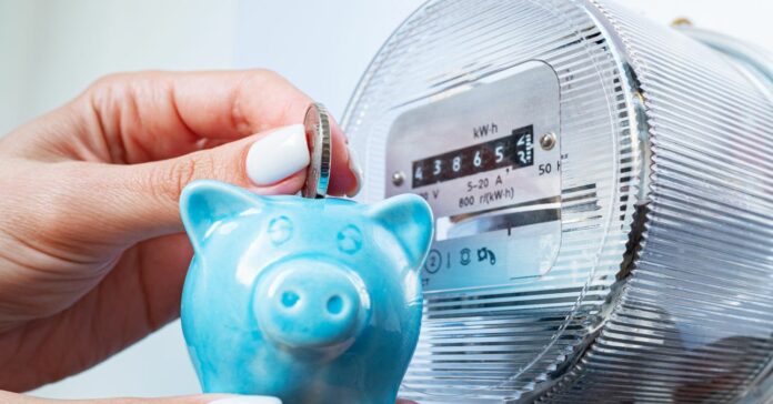 Malacpersely egy mérőóra előtt, egy női kéz aprót tesz a perselybe