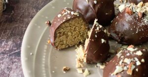 Dubai csoki recept: csokigolyók tálon