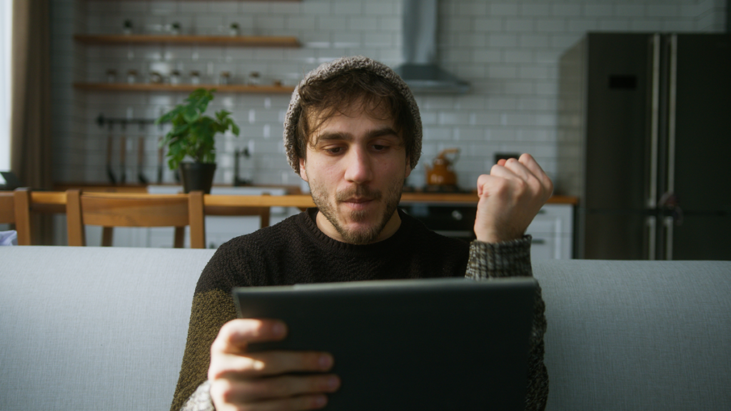 tableten játszó férfi