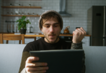 tableten játszó férfi