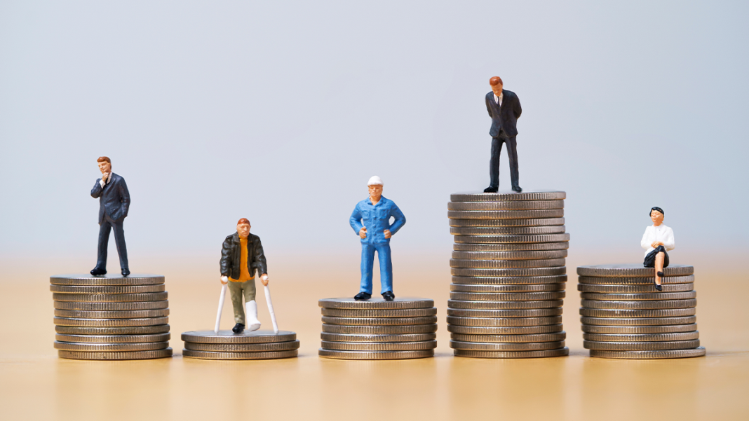 aprópénzen álló figurák