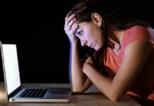 Nem tudok belépni a Facebook-fiókomba, mi van, ha ellopták? Így derítheted ki tehetetlen nő ül a laptop előtt