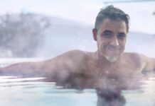 Drágulnak a budapesti fürdők, de mutatunk egy trükköt, amivel töredékáron juthatsz be Egy nyugdíjas fürdőzik a gyógyvízben.