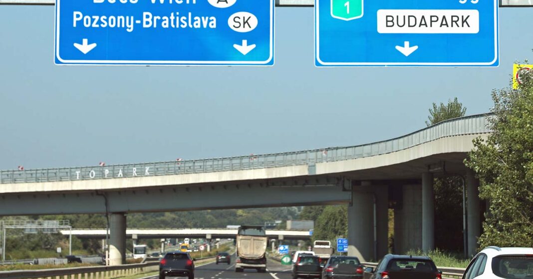 Autók haladnak az M1 és M7 autópályán