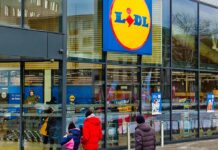 Lidl üzlet bejárata emberekkel