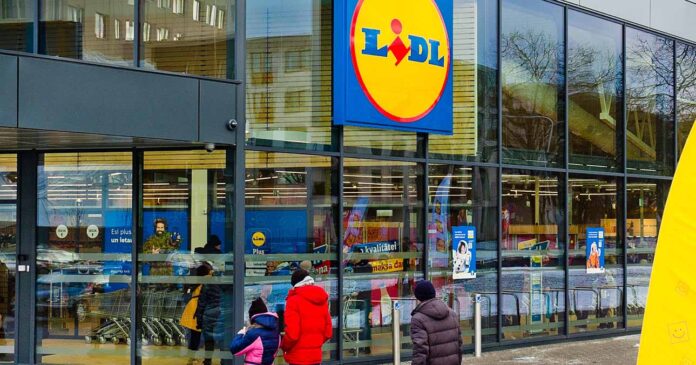 Lidl üzlet bejárata emberekkel