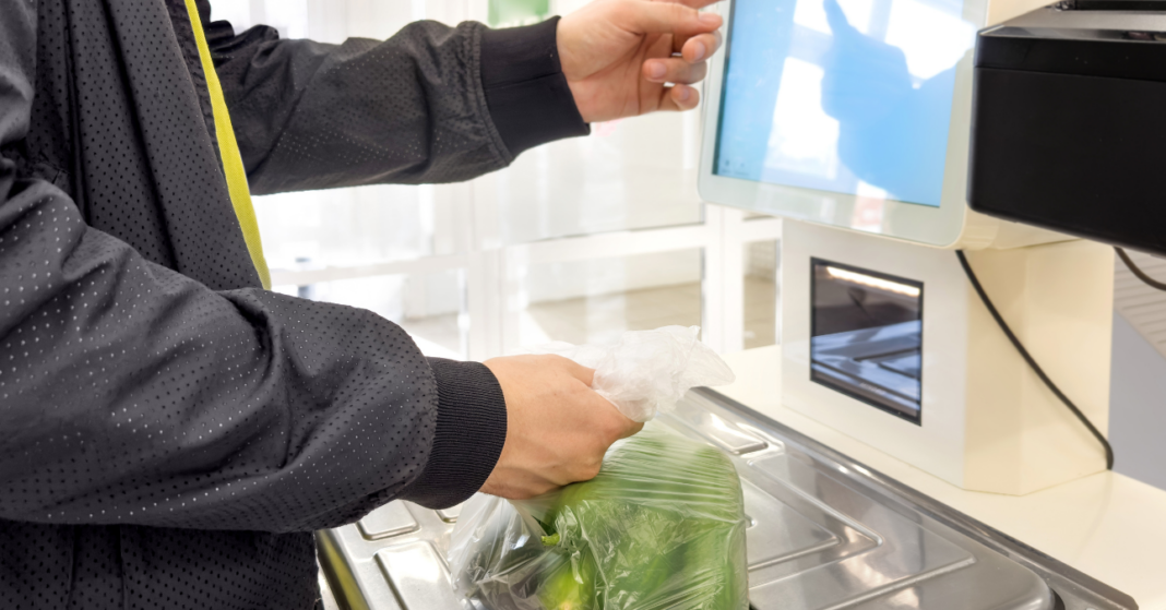 a vásárló leméri a terméket az önkiszolgáló kasszánál