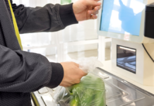 a vásárló leméri a terméket az önkiszolgáló kasszánál