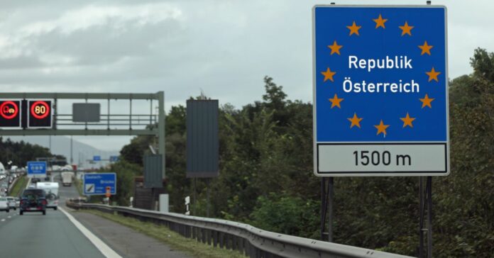 osztrák autópálya-matrica árak az osztrák határ útjelzése Osztrák Köztársaság felirattal és Európát szimbolizáló csillagokkal