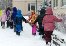 óvodás csoport sétál az óvoda kertjében