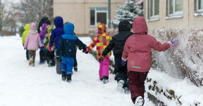 óvodás csoport sétál az óvoda kertjében