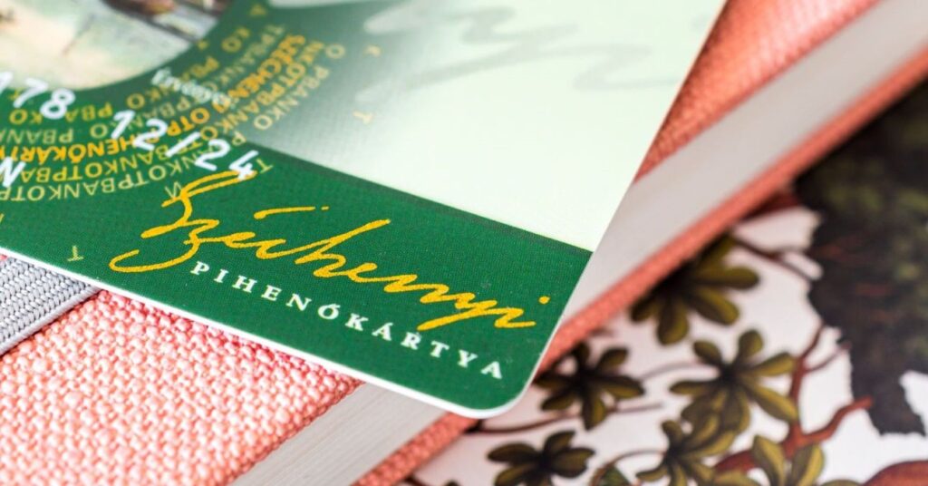 OTP SZÉP-kártya egy jegyzetfüzeten