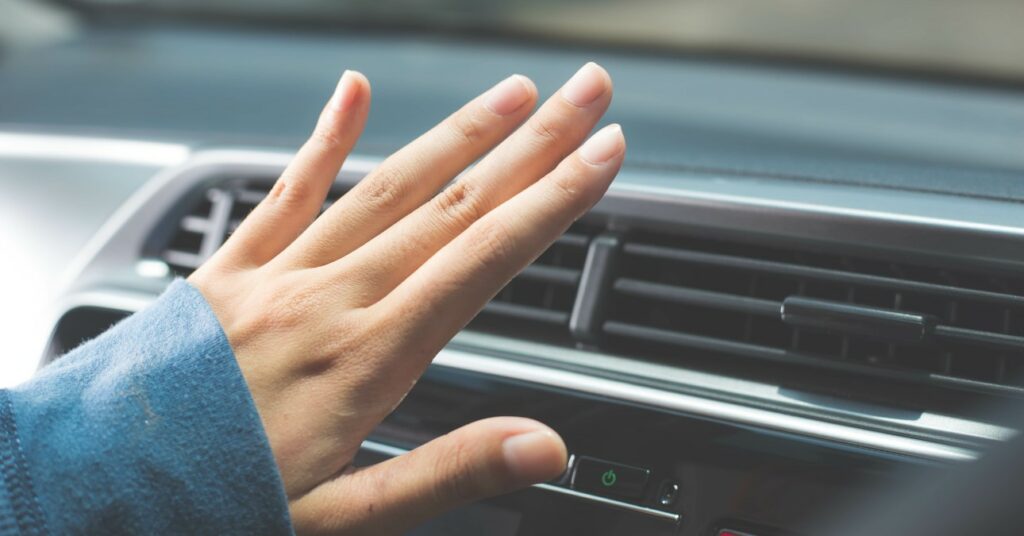 női kéz ellenőrzi, hogy működik-e az autó fűtése