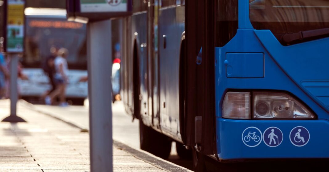 kék busz Budapesten forgalomban