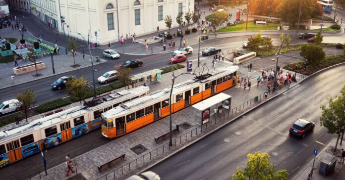 Deák Ferenc tér sárga villamossal, járókelőkkel felülnézetből