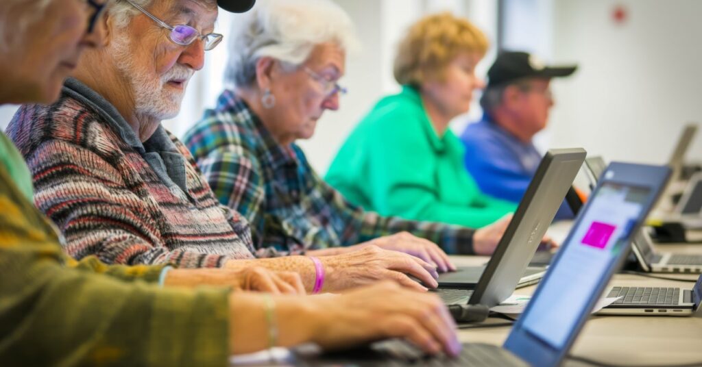 idős emberek laptop előtt ülnek