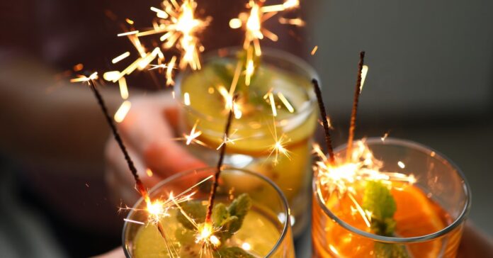 alkoholmentes koktél csillagszóróval koccintás közben