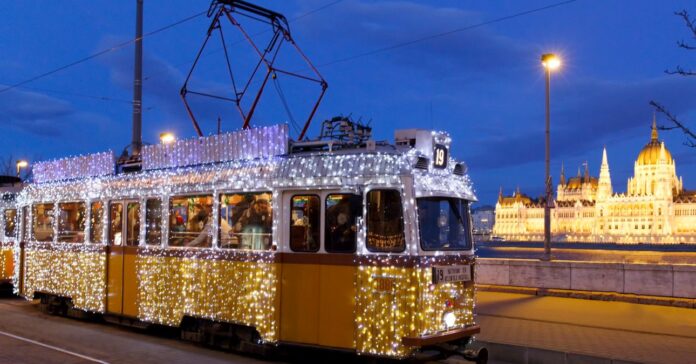 Budapesti Fényvillamos közlekedik este