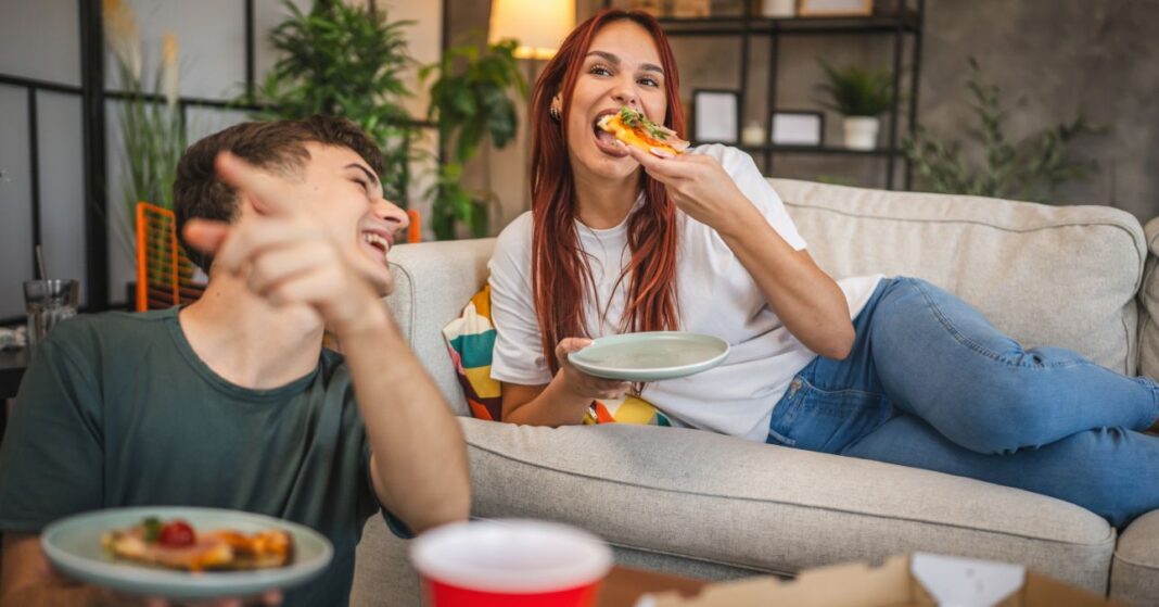 fiatal pár filmet néz otthon