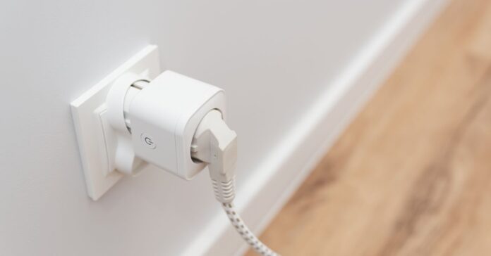 okoskonnektor fali aljzathoz csatlakoztatva