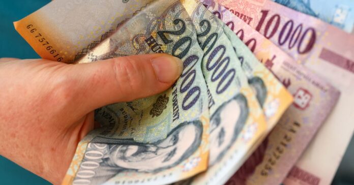magyar bankjegyeket tart a kezében egy feltehetően idős nő