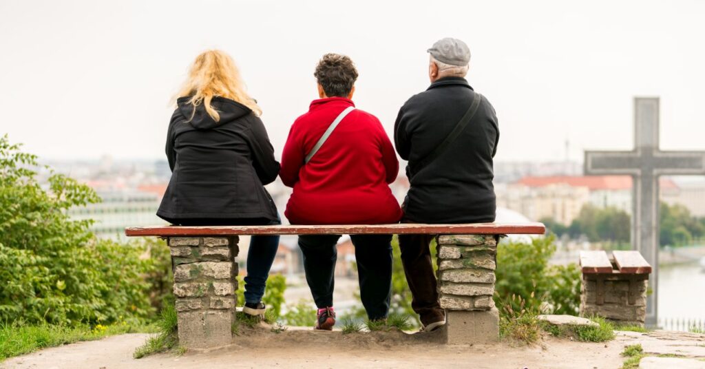 nyugdíjasok ősszel ülnek egy padon Budapesten