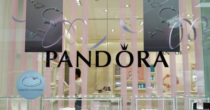 pandora üzlet kirakat ékszerekkel