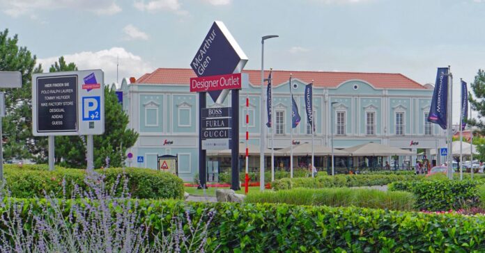 Pandorf, Ausztria, Designer Outlet nappal