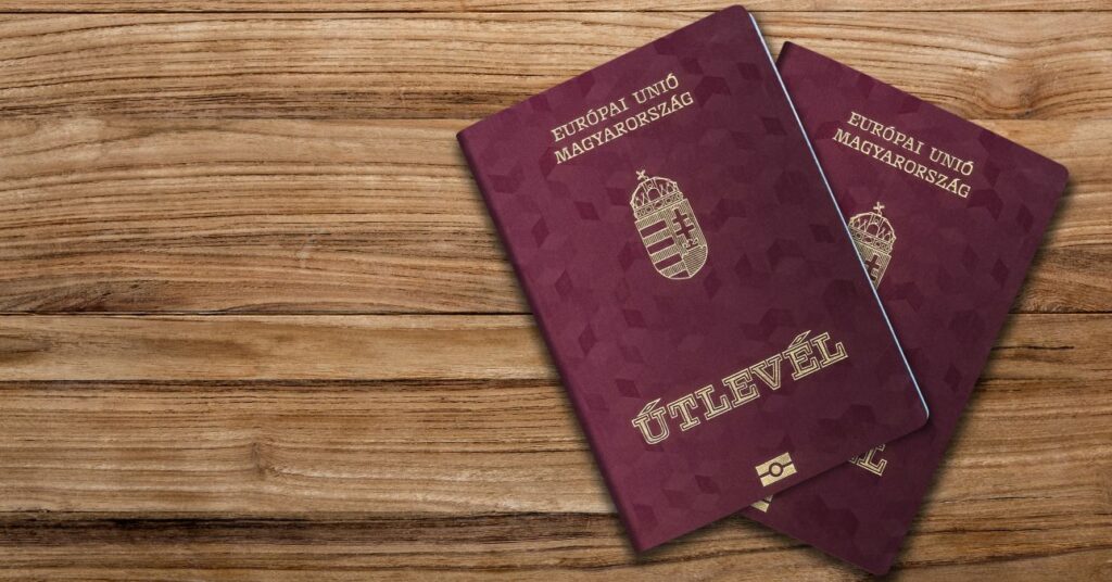 két magyar útlevél egy faasztalon
