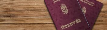 két magyar útlevél egy faasztalon