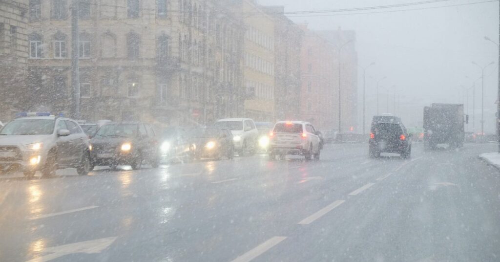 ónos esőben járó autók egy nagyvárosban
