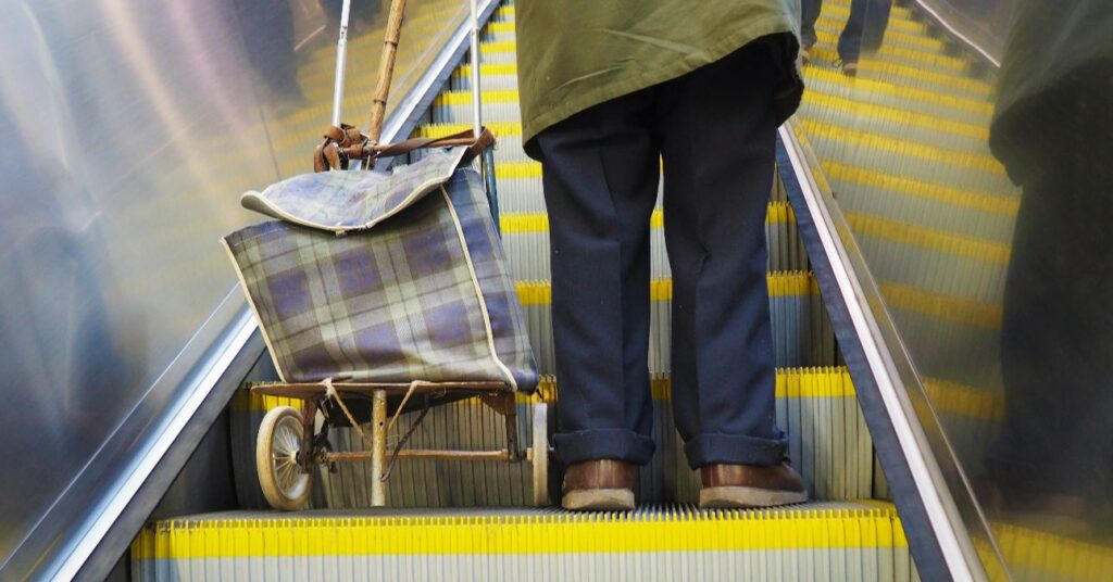 Utazás a mozgólépcsőn a metróból felfelé.