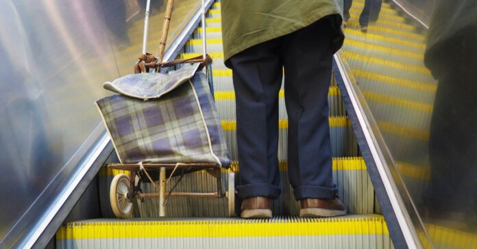 Utazás a mozgólépcsőn a metróból felfelé.