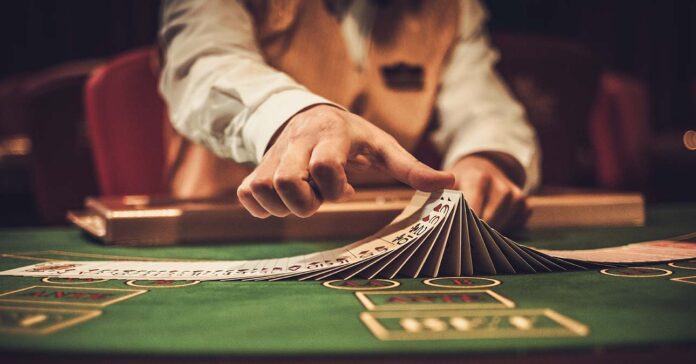 casino: a krupié keveri a kártyát