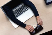 Online ismerkedés vagy átverés? Így ismerhető fel a romantikus csalás számítógépen keresztül lopás