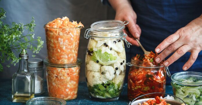 fermentált répa és káposzta befőttes üvegekben