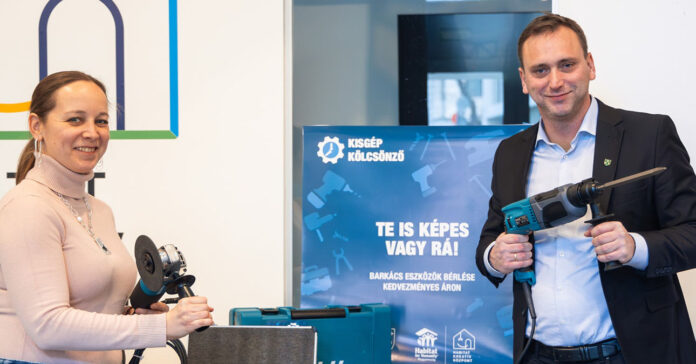 Kisgépkölcsönző nyílik a második kerületben, Őrsi Gergely polgármester egy vésőgéppet mutat