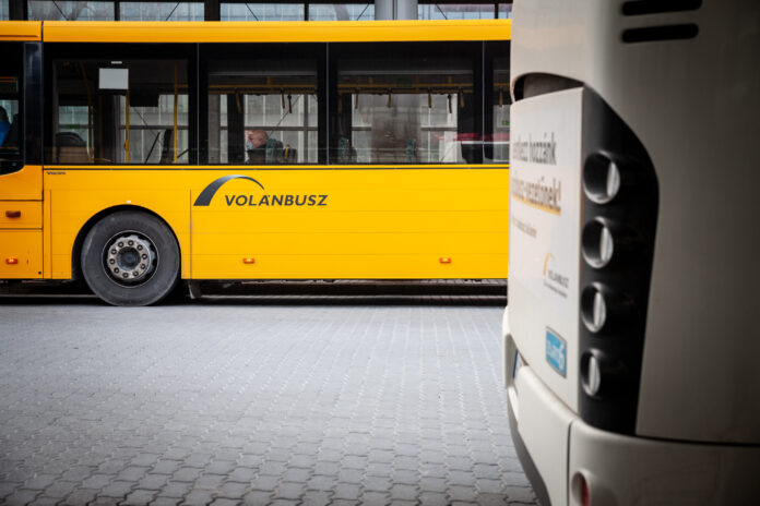 egy sárga volánbusz