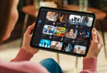 nő a kanapén ül otthonában és tableten internetezik