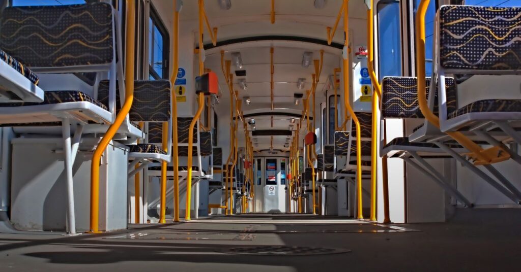 budapesti villamos belülről alacsony pozícióból fényképezve