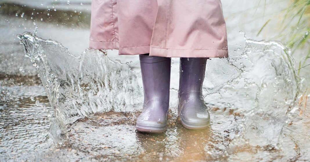ónos eső - gumicsizmát viselő kislány