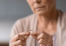 idősebb nő szomorúan fogja a karikagyűrűjét elhunyt férjét hiányolva, az arca csak félig látszik