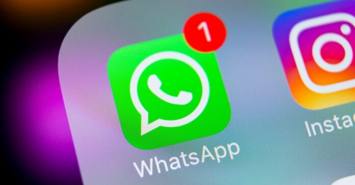 mobiltelefon kijelzőjén whatsapp ikonon értesítés